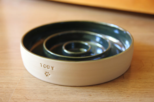 Personalisierte Keramik-Futternäpfe für langsames Fressen, Hunde- und Katzennäpfe, mit Gravur des individuellen Namens.